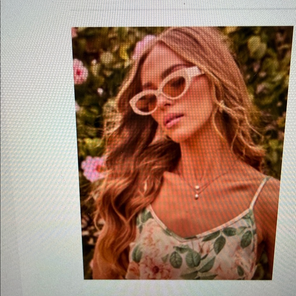 VICI Breslin Women’s ivory  Cat-Eye Sunglasses - o/s never worn